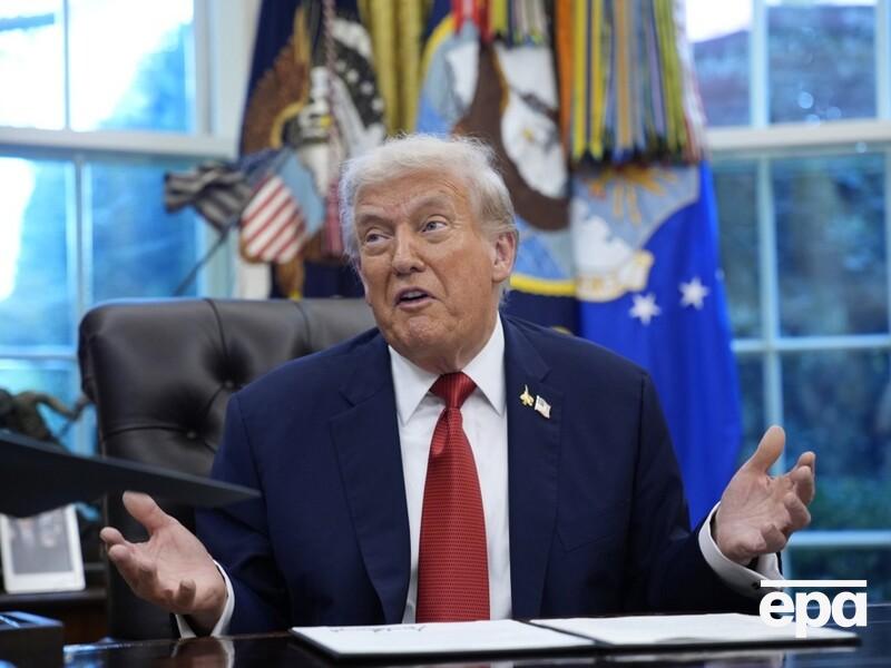 Роздратований Трамп махав перед обличчям Меланії пальцем. ЗМІ зняли сварку на відео Роздратований Трамп махав перед обличчям Меланії пальцем. ЗМІ зняли сварку на відео