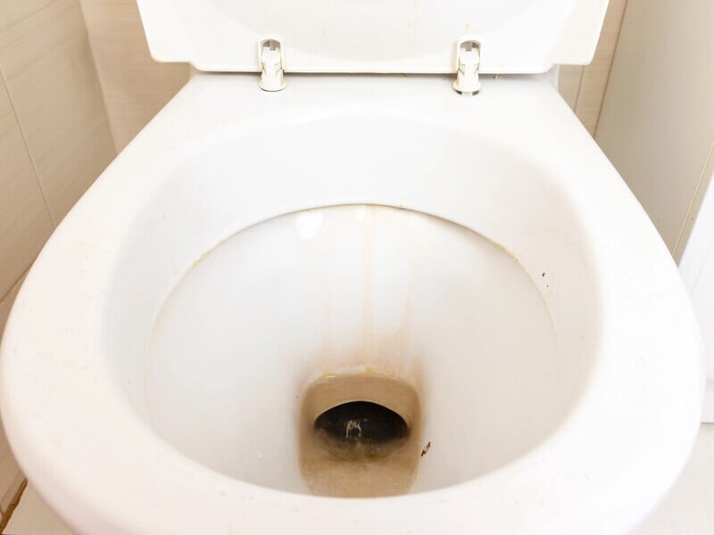 Просто засипте унітаз цим – і він стане ідеально чистим. Елементарний спосіб