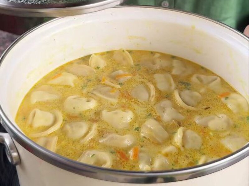 Разом з пельменями додайте це в суп – і він здивує неймовірним смаком. Швидкий рецепт