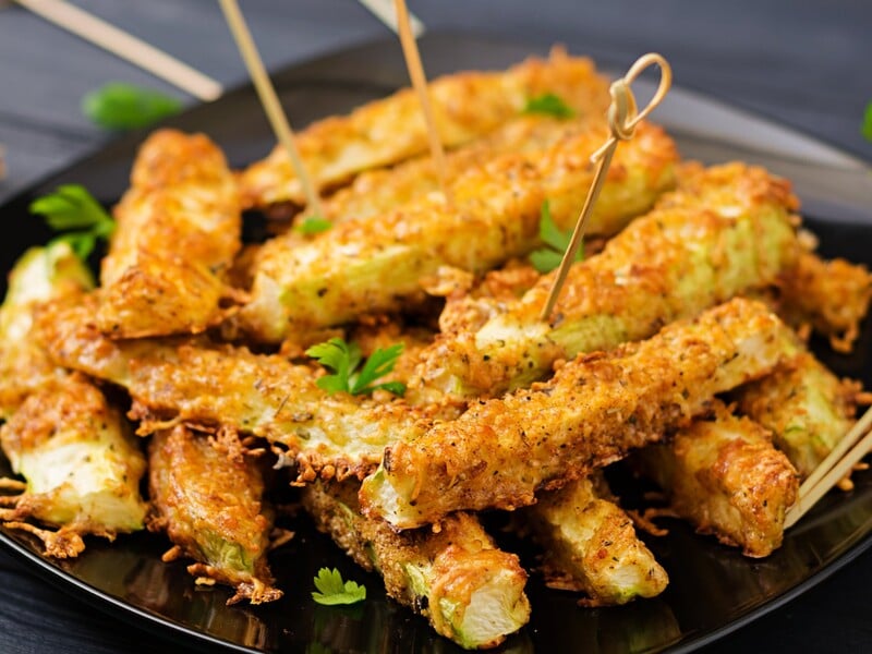 Зробіть це просте панірування – і кабачки дуже швидко вийдуть ароматними й хрусткими