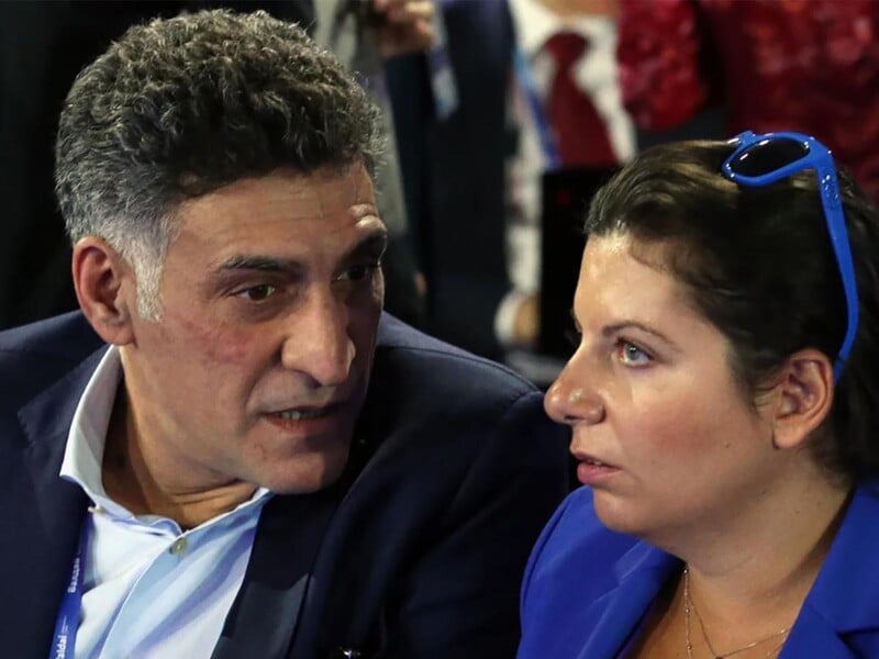 "Щур дістав своє", "Коли дійшов до Києва". У мережі невпинно вірусяться меми про Кеосаяна і його вдову Симоньян