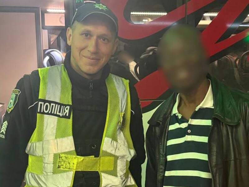 Водій забув іноземця на трасі без документів. Поліція влаштувала погоню, але наздогнала не того