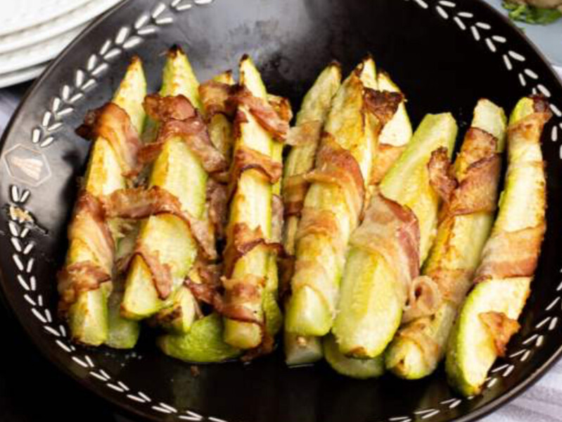 Найпростіша закуска. Рум’яні кабачки в беконі з часником та сиром