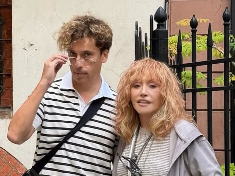 Пугачова й Галкін сфотографувалися на тлі українського прапора. Де перебуває сім'я