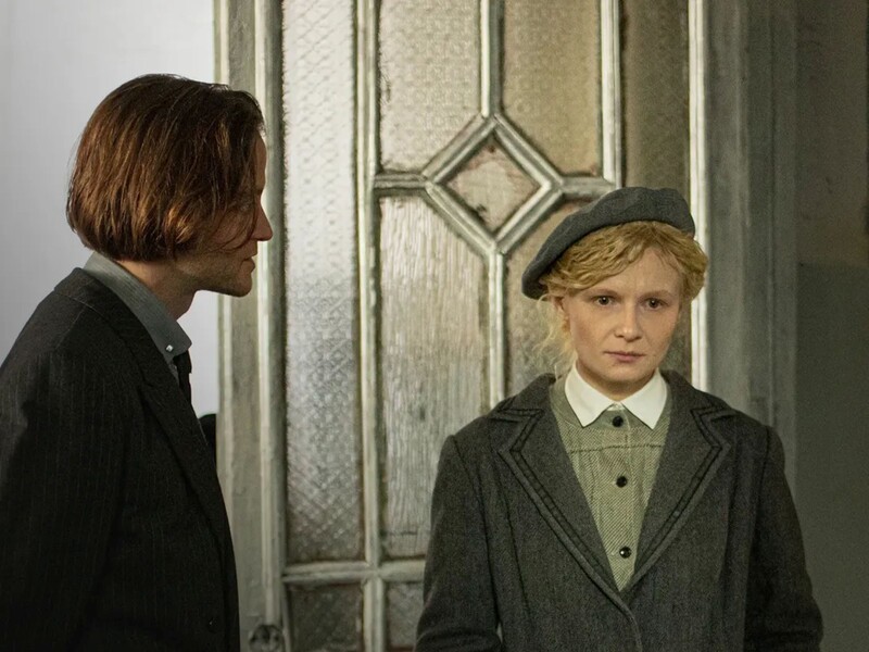 Провальна картина, перенасичена сексом. За що критики рознесли фільм "Малевич" з Ажновим і Темляком