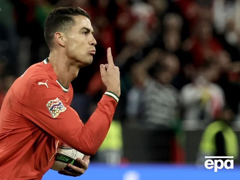 Роналду жорстко повівся з фанатом у готелі. Футболіста назвали огидною людиною Роналду жорстко повівся з фанатом у готелі. Футболіста назвали огидною людиною