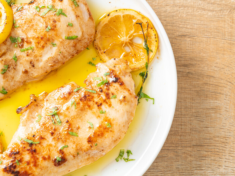 Змастіть куряче філе цим перед запіканням – і воно 100% буде соковитим