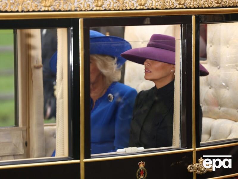 "Сміливий" капелюх першої леді США, який вона наділа на зустріч із Чарльзом III, спричинив фурор. Фото "Сміливий" капелюх першої леді США, який вона наділа на зустріч із Чарльзом III, спричинив фурор. Фото