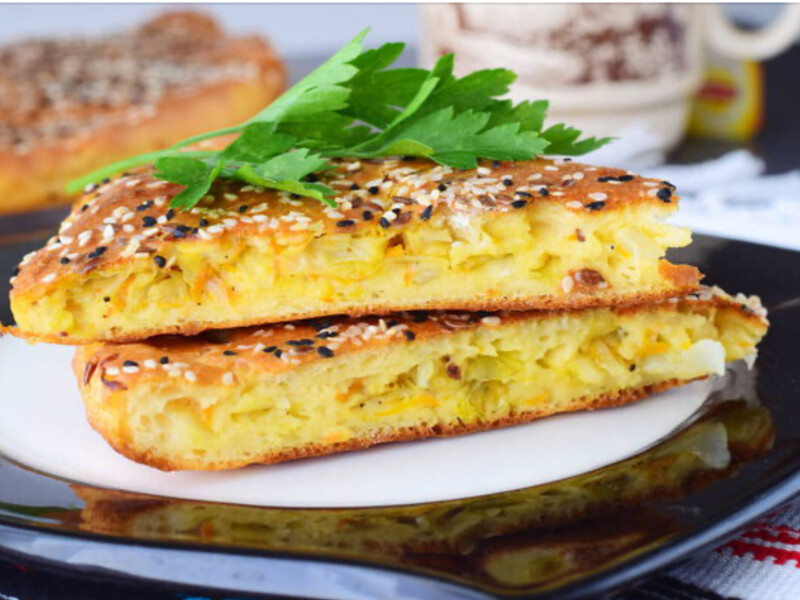 Зробіть це з кефіром перед додаванням у тісто – і заливний пиріг із капустою стане ще смачнішим