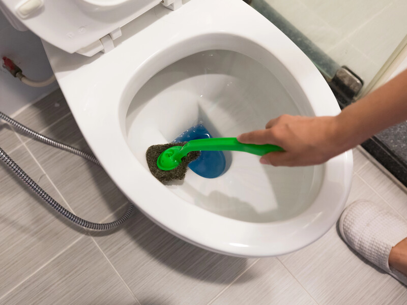 Змішайте це із содою – і унітаз пахнутиме свіжістю й сяятиме чистотою. Лайфхак