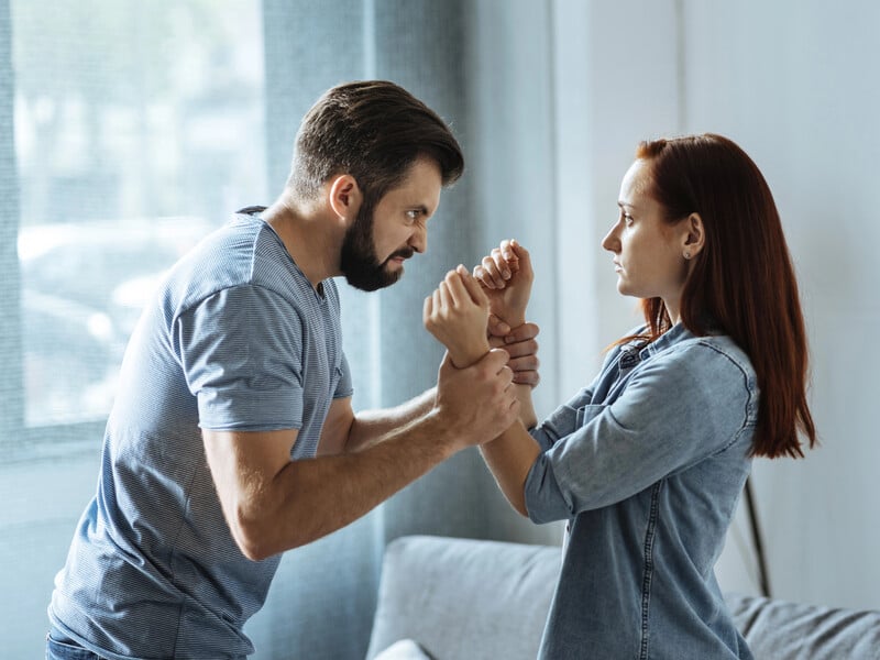 Не ігноруйте ці п'ять ознак домашнього насильства. Що робити і куди звертатися Не ігноруйте ці п'ять ознак домашнього насильства. Що робити і куди звертатися