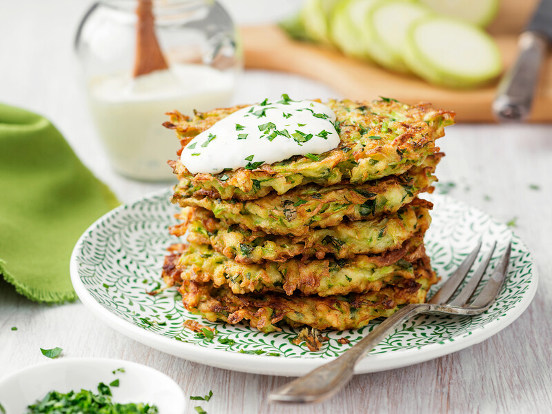 Кабачкові оладки із соусом із бринзи й зелені – деруни здаватимуться вам нудними