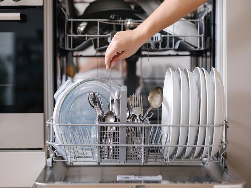 Чому з посудомийної машини не зливається вода. Чотири причини і прості рішення