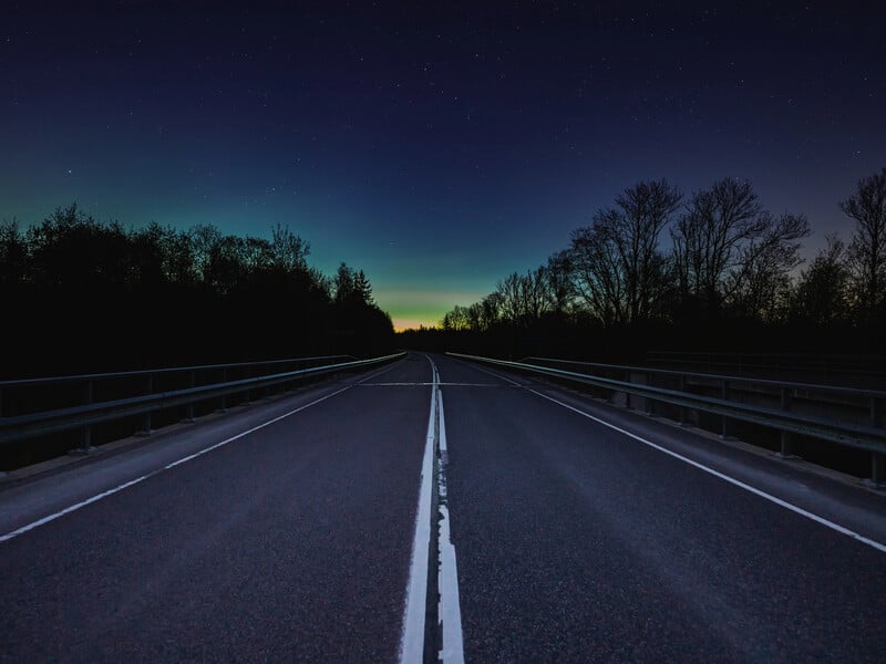 Водії з досвідом завжди роблять це вночі за кермом, щоб не потрапити в ДТП. 10 важливих секретів