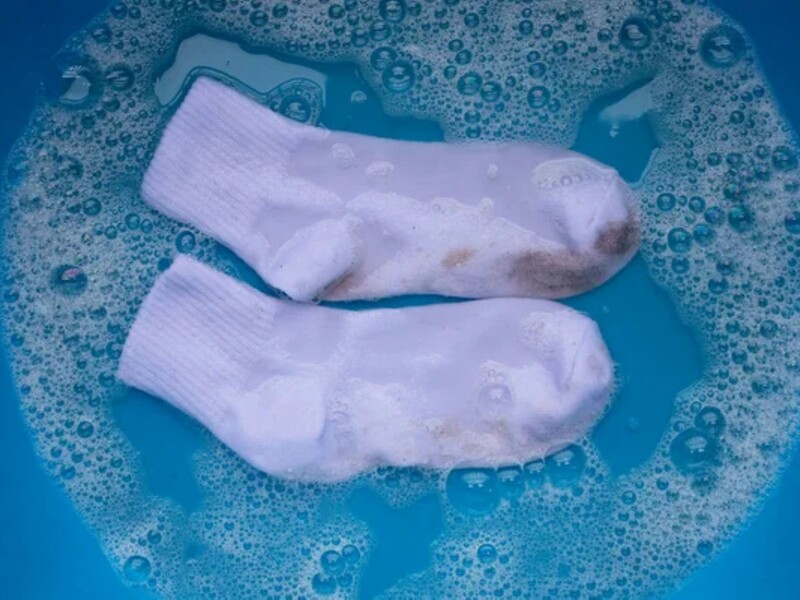 Замочіть у цьому шкарпетки на 40 хвилин – і вони знову стануть білими. Вдалий лайфхак проти жовтизни та плям