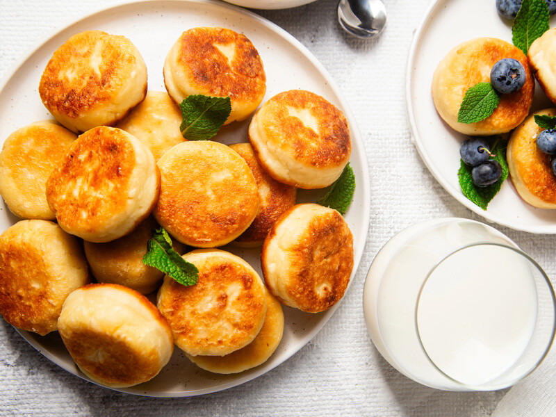 Сирники виходять повітряними й дуже смачними. Збережіть рецепт