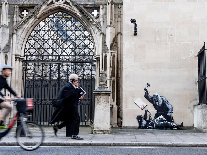 Новий мурал Бенксі спричинив грандіозний скандал. Лондонська поліція зайнялася справою, роботі загрожує демонтаж