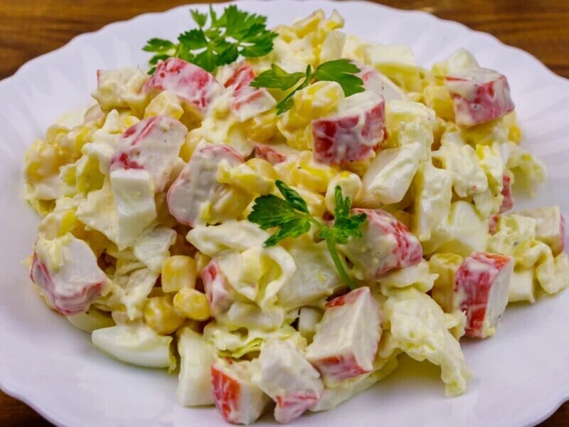 Змішайте це із крабовими паличками – і салат вийде смачнішим за класичний. Рецепт ситної страви