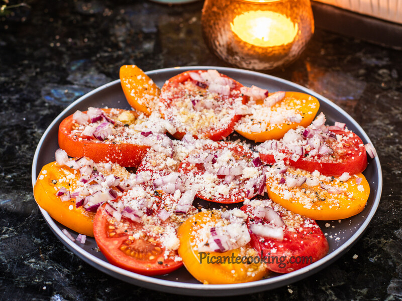 Полийте пікантним маринадом перед подачею. Салат із солодких мʼясистих помідорів і сиру пармезан