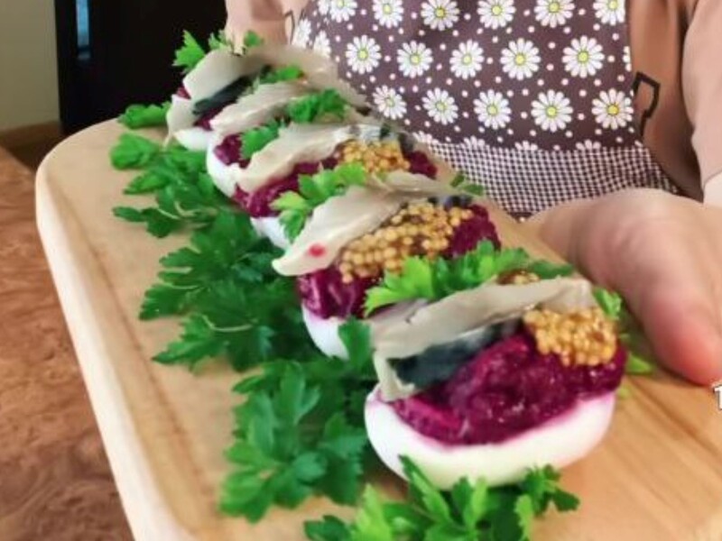 Викладіть цю начинку в яєчні білки – і отримаєте неймовірно смачну закуску. Рецепт на кілька хвилин