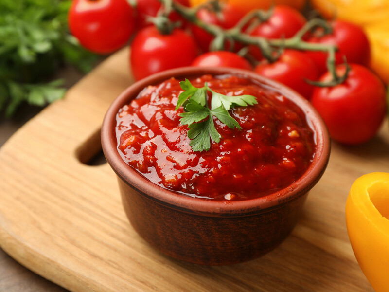 Під час приготування аджики обов'язково зробіть це – і вона довго зберігатиметься. Перевірений рецепт