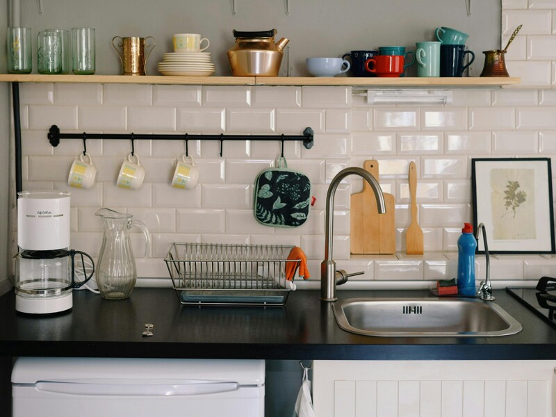 Нанесіть ці два копійчані компоненти на кухонну плитку – і застиглий жир моментально зникне