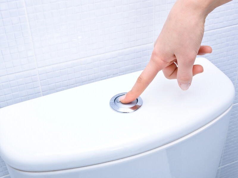 Кожного разу зливається втричі більше води, ніж потрібно. Як правильно використовувати змив в унітазі