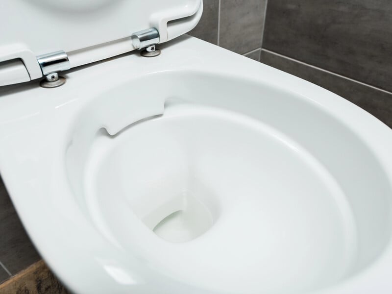 Вилийте цей напій в унітаз, щоб якнайшвидше позбутися вапняного нальоту