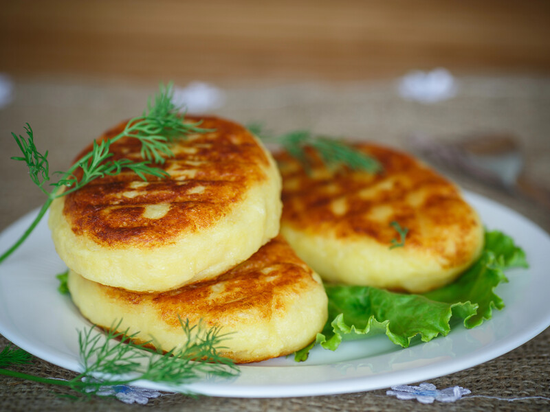 Якщо залишилося пюре, приготуйте ці неймовірно смачні пиріжки. Чудова кулінарна хитрість