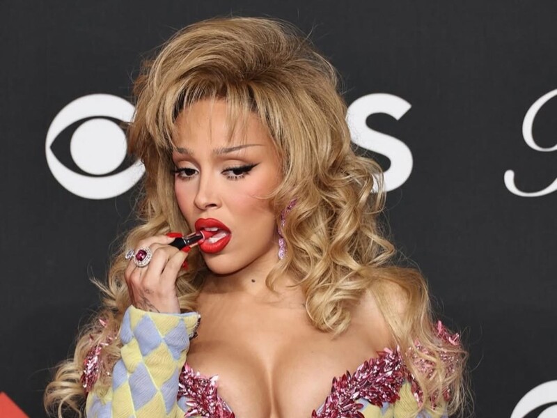 Відома співачка проковтнула помаду в публічному місці. Її звинувачували в епатажі, доки не дізналися правди