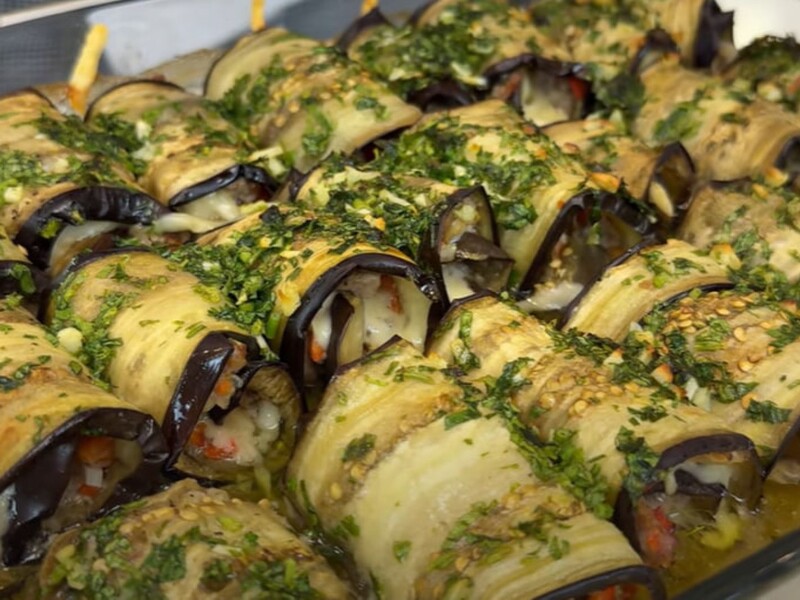 Усі шукають саме цей рецепт неймовірно ніжних рулетиків із баклажану. Розкрито секретний інгредієнт