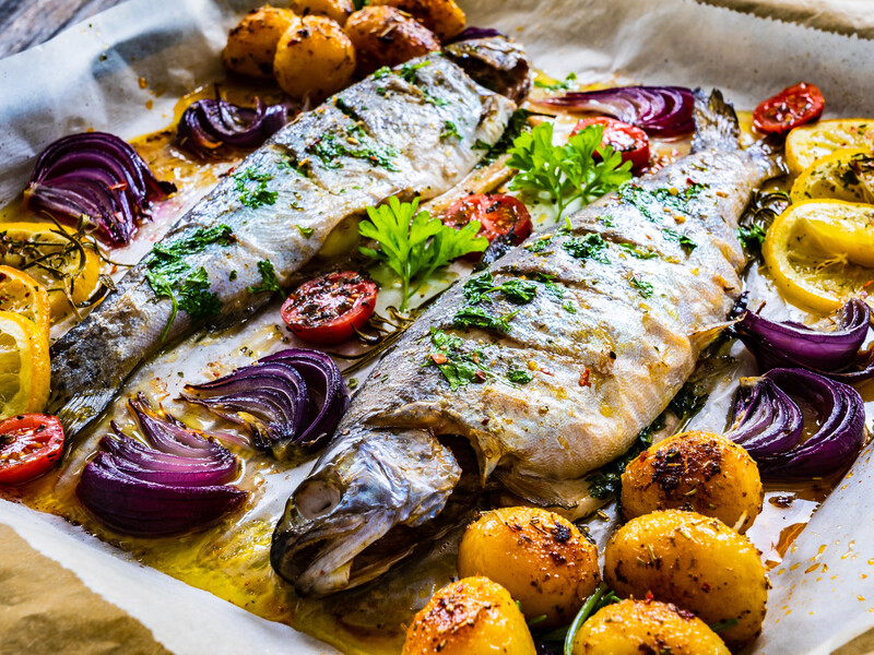 Запечіть скумбрію із цим овочем – і її можна буде їсти губами. Рецепт страви за пів години