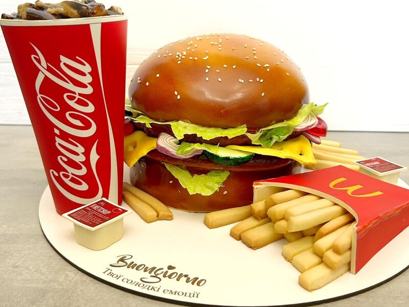 Вареники з марципану й шоколадний Harley Davidson. Ці п'ять тортів вражають реалістичністю