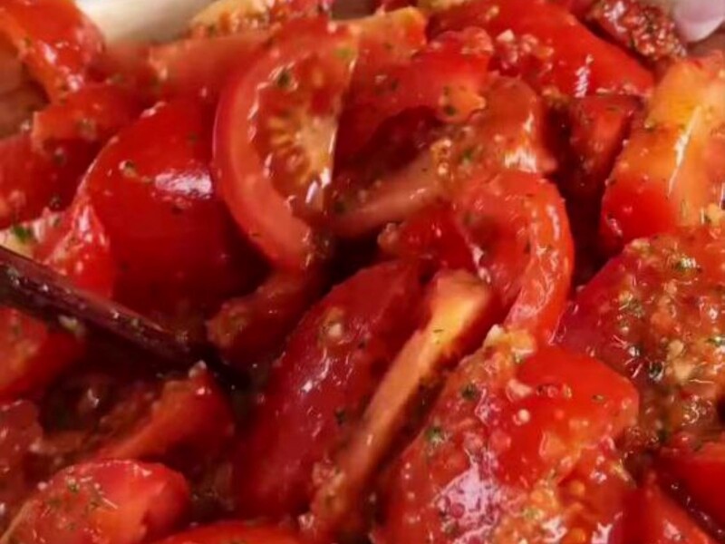 Обов'язково зробіть цей салат, поки є свіжі помідори. Рецепт швидкої й смачної страви