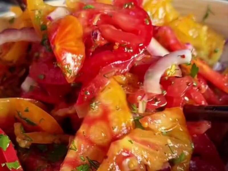 Поки є помідори, обов'язково зробіть цей простий і надзвичайно смачний салат