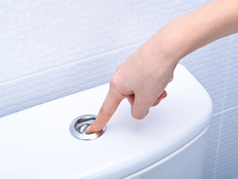 У Тернополі несправний бачок в унітазі "змив" 173 тис. грн у каналізацію