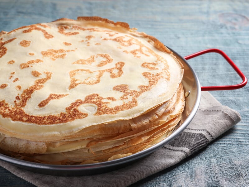 Додайте це в молоко – і тісто вийде неймовірне ніжним й еластичним. Рецепт ідеальних млинців