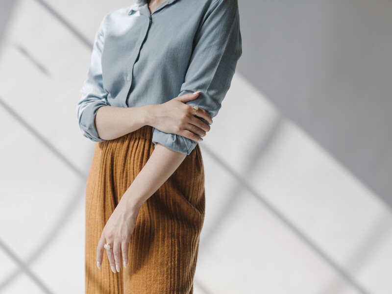 Ці штани – наймодніші в сезоні осінь-зима 2025. Три головні ознаки гарячого тренду