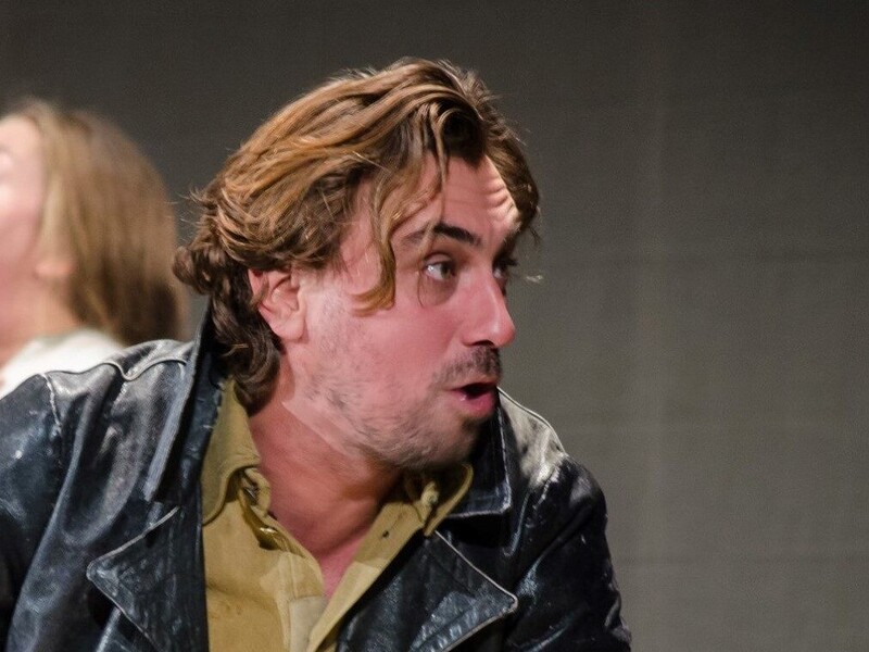 Відомий актор несподівано перервав свій виступ посеред вистави. Глядачі не стримали емоцій