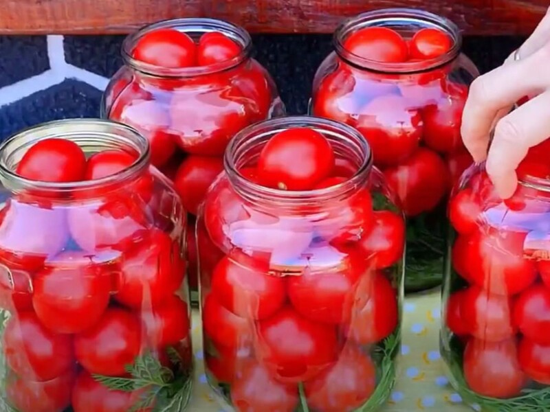 Приготуйте на зиму ці надзвичайно смачні помідори. Нескладний рецепт консервації з морквяним бадиллям
