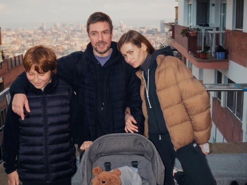 "Рід сцикунів". Українська співачка заявила, що її чоловік утік за кордон і не помиратиме "заради землі"