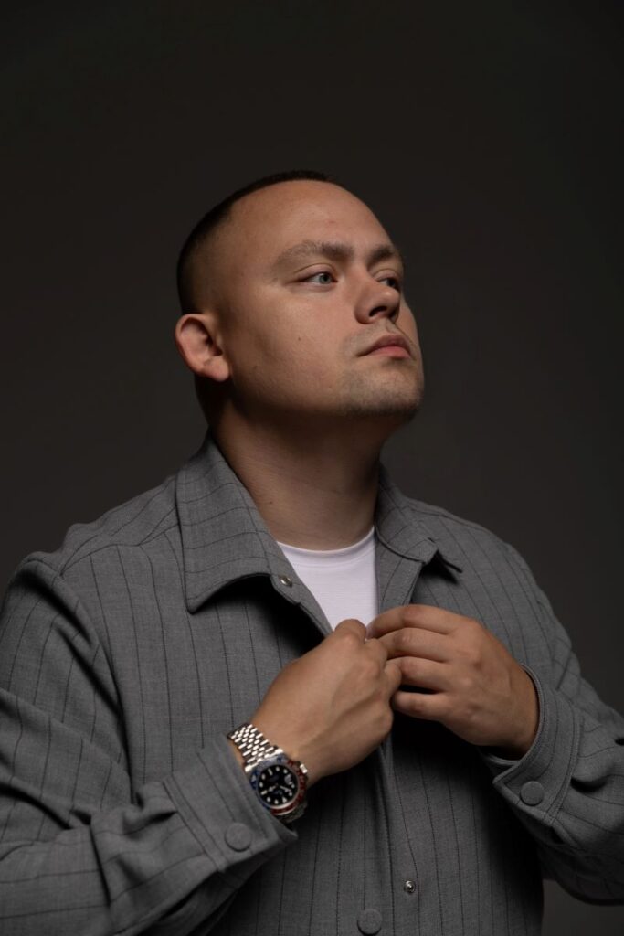 «Мила не плач» – дебютний трек виконавця THE OLEG, який дарує впевненість і внутрішню силу дівчатам