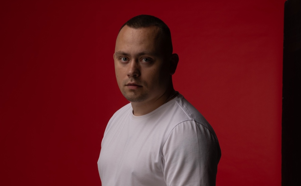 «Мила не плач» – дебютний трек виконавця THE OLEG, який дарує впевненість і внутрішню силу дівчатам