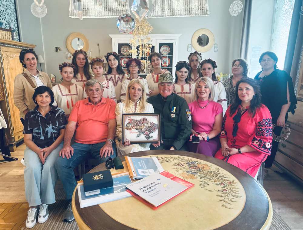 У «Цінностях» відзначили американського волонтера Glenn Tupper за допомогу Україні У «Цінностях» відзначили американського волонтера Glenn Tupper за допомогу Україні