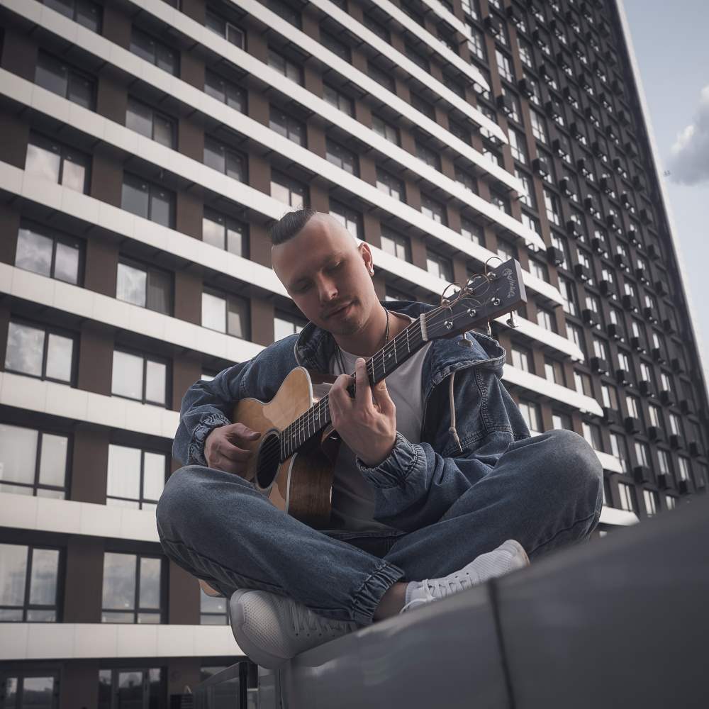 Сучасна поп-балада «ПЛАКАЛА», у якій кожен впізнає власну історію розлуки, від українського виконавця SHYMAN