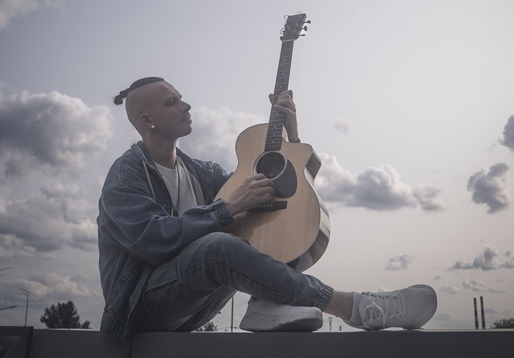 Сучасна поп-балада «ПЛАКАЛА», у якій кожен впізнає власну історію розлуки, від українського виконавця SHYMAN