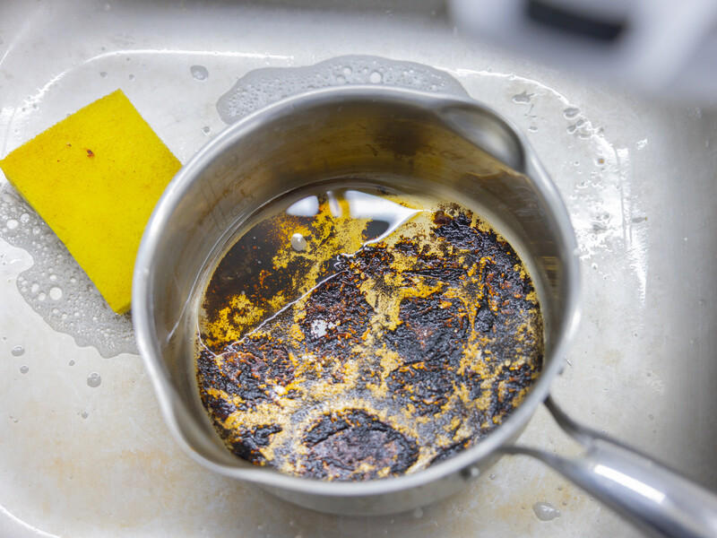 Ця суміш без хімії допоможе відчистити каструлю від нагару