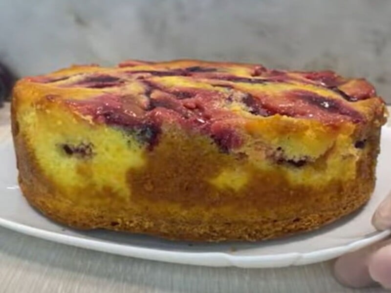 Якщо набігли гості – виручить легендарний пиріг "12 ложок". Готувати швидко, а виходить смачно