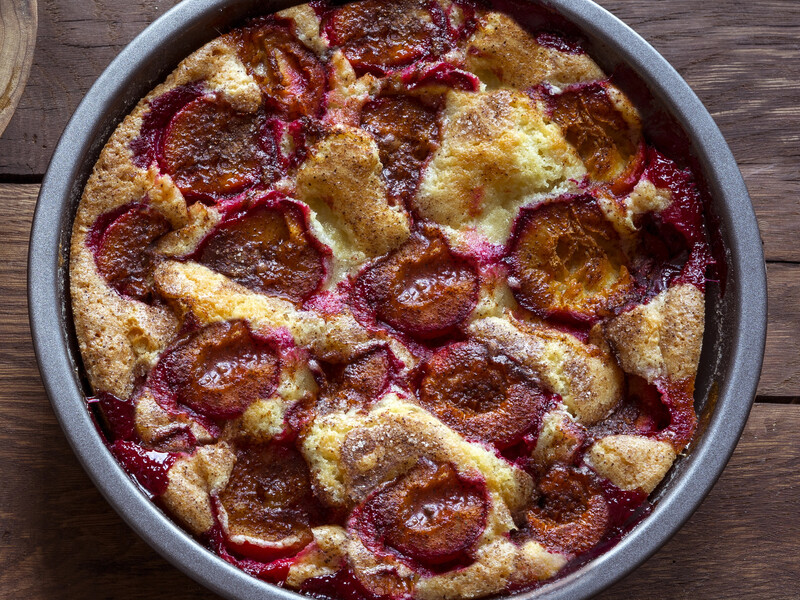 Такий сливовий пиріг роблять за кілька кроків – просто вилийте у форму це тісто. Швидкий рецепт