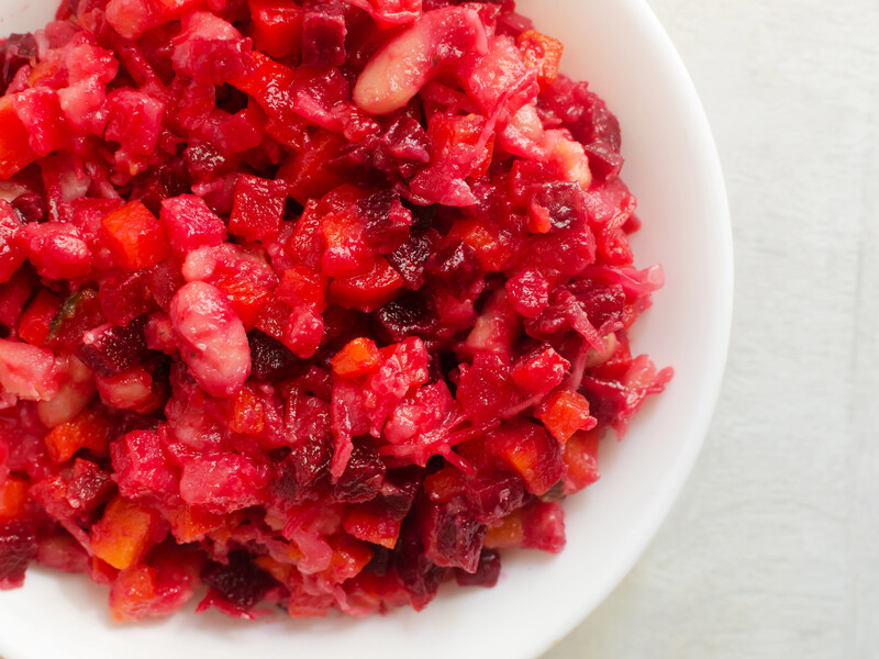 Цей салат схожий на "Вінегрет" і "Шубу", але відрізняється від них. Рецепт за три кроки